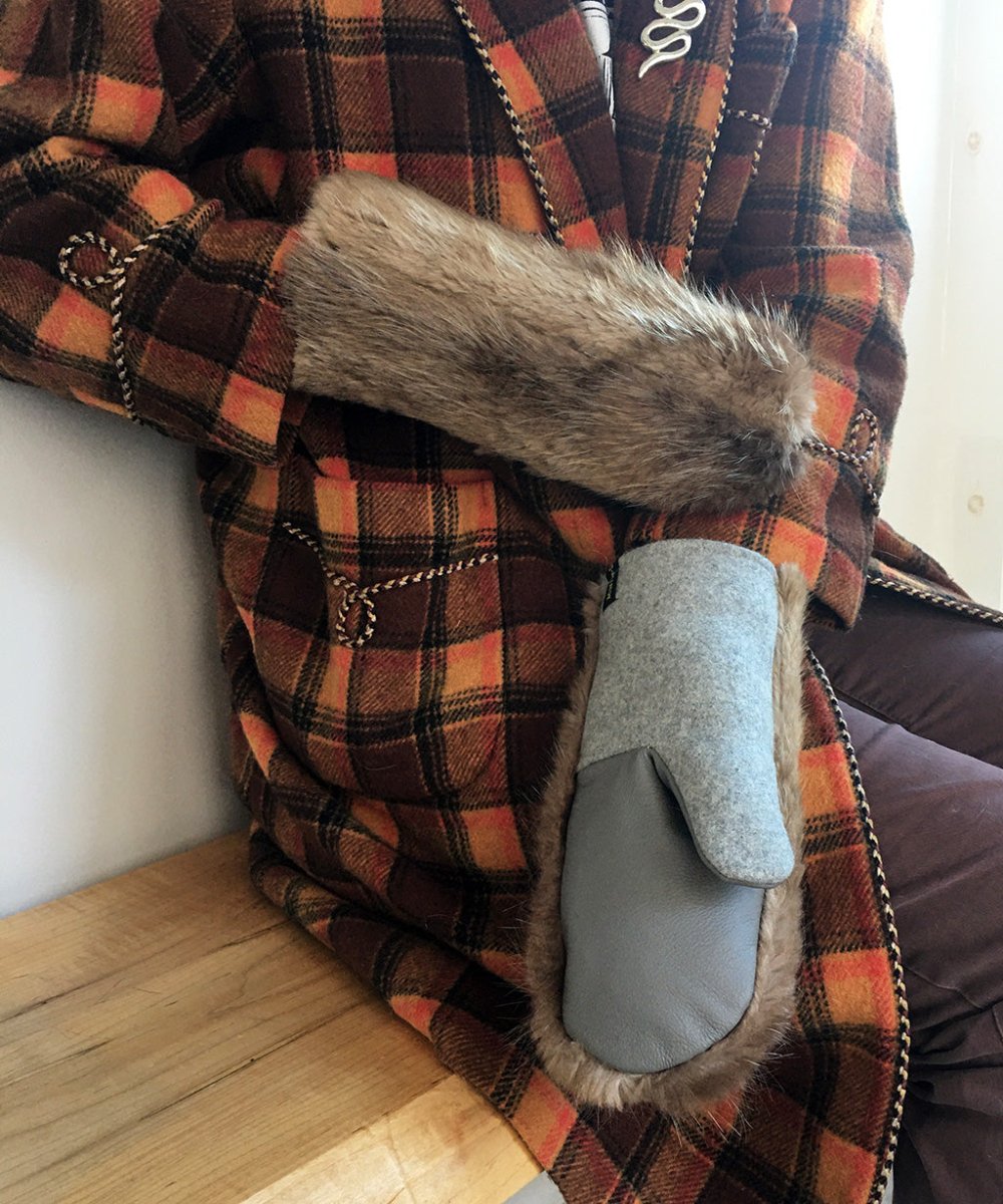 Women's Medium Real Fur Mittens - Beaver Fur - Muffle - Up!