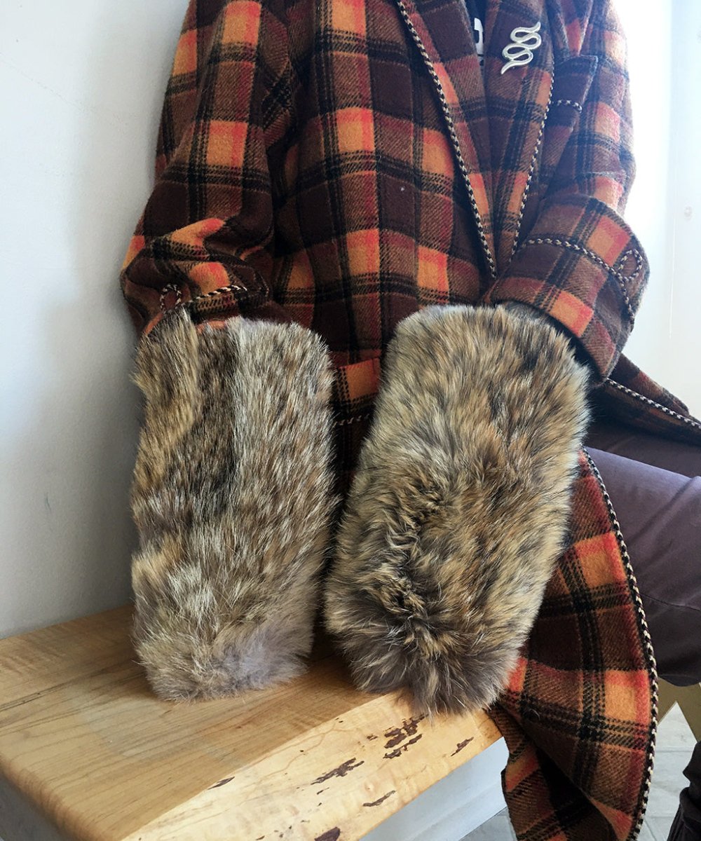 Women's Medium Real Fur Mittens - Coyote Fur - Muffle - Up!